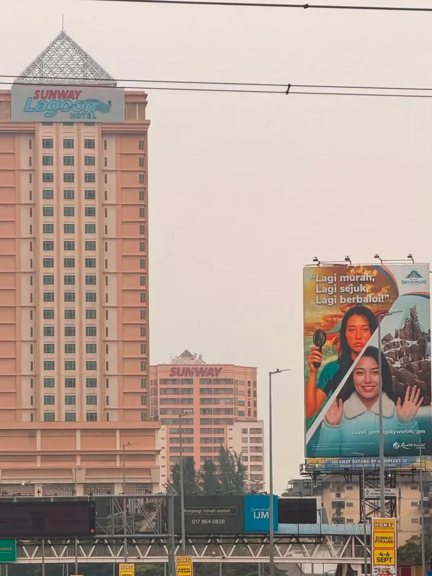 Sunway Lagoon Hotel 大楼旁边,一块 Genting SkyWorlds 的 Billboard 写着 Lagi murah, Lagi sejuk, Lagi berbaloi