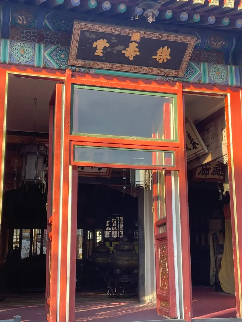 颐和园乐寿堂门口,匾额写着「乐寿堂」,红色门框后面可以看到殿内的铜炉