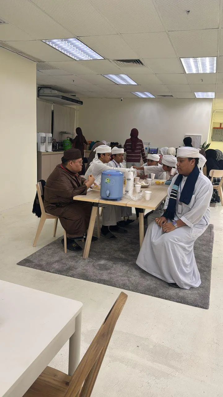 几位 Ustaz 大哥在办公室念完经后,围坐在桌边休息、吃点心